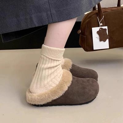 Двое носят женские бархатные осенне-зимние новые ретро пушистые полушлепанцы на плоской подошве, милые и уродливые, ленивые хлопковые туфли на одну ногу