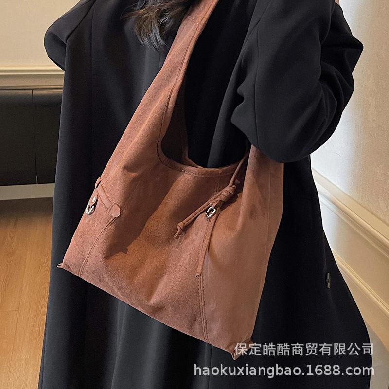 Осенняя ретро сумка-тоут большой вместимости 2025 супер огонь стиль Майяр ленивый ветер женская для работы темперамент простая на плечо