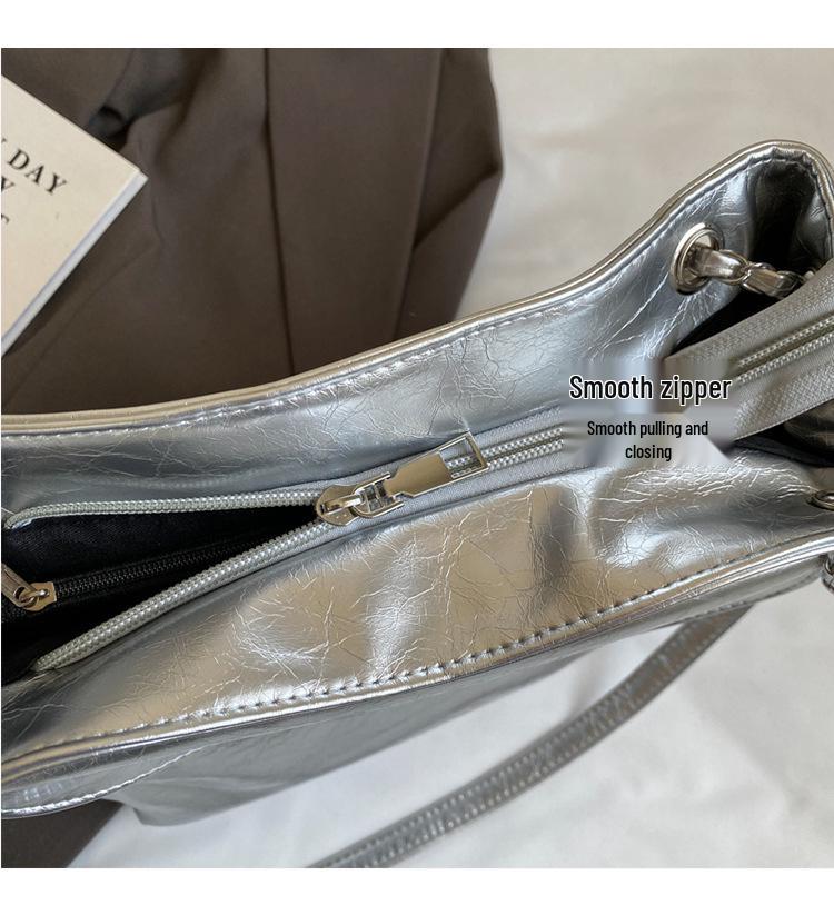 Женская мягкая лакированная сумка-тоут из искусственной кожи с цепочкой и отделениями - Мода весна/лето 2024