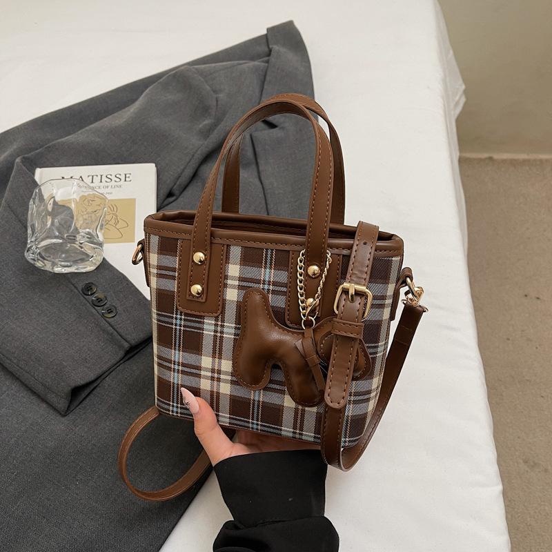 Niche Foreign-style Women 2025 Autumn New Trendy Simple Shoulder Crossbody Fashionable High-value Portable Bucket Bag