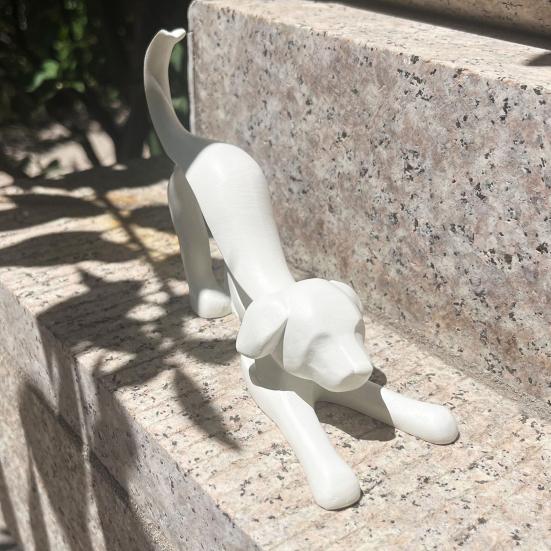 Абстрактная статуэтка собаки с лентой Белый щенок с лентой Полимерная фигурка Скульптура Украшение для дома и офиса