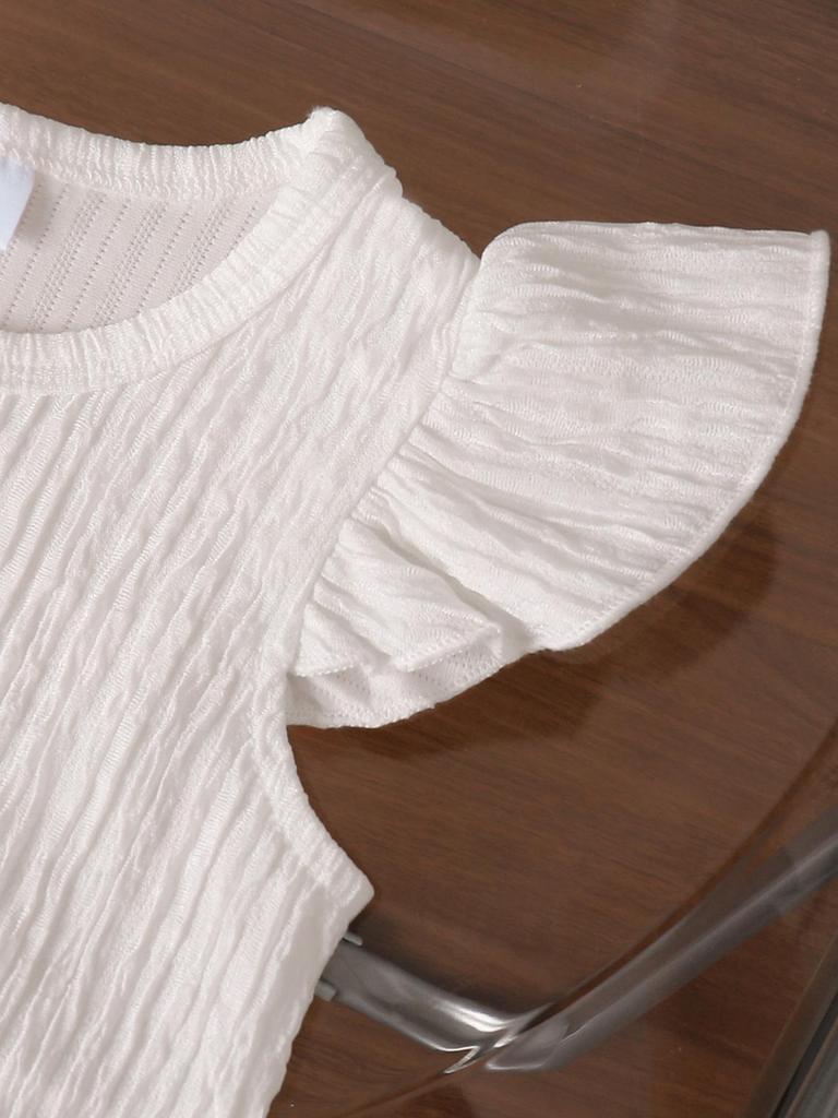 Летний комплект из двух предметов для девочек: Белый топ в рубчик с рукавами-крылышками и джинсовые шорты с ромашками