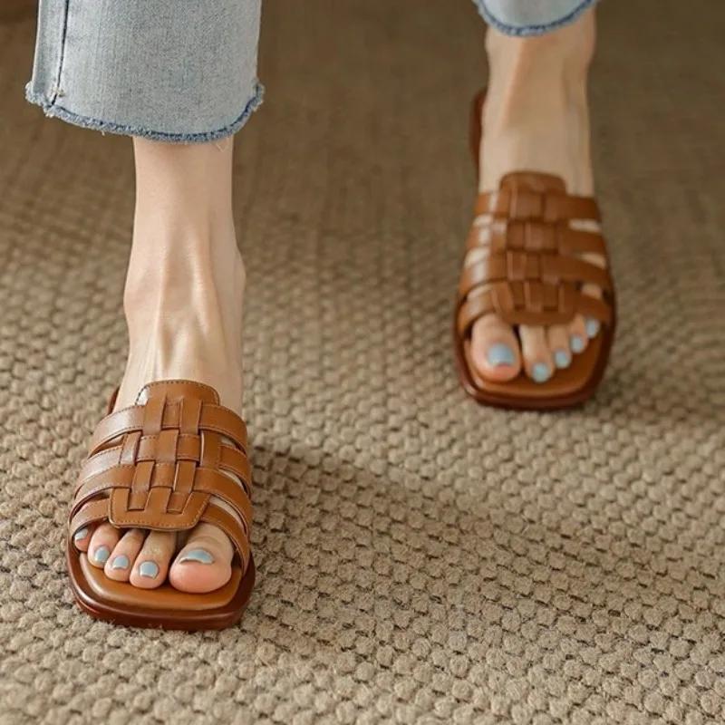 Распродажа модной женской обуви 2024 года, новые женские тапочки, уличные тапочки с квадратным носком, сплошной открытый носок, квадратный каблук, полые летние пляжные тапочки для женщин