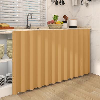 Однотонная кухня, скрытая занавеска, дверь, окно, короткая перегородка, шкаф, полка для хранения, пылезащитная полузанавеска, домашний декор