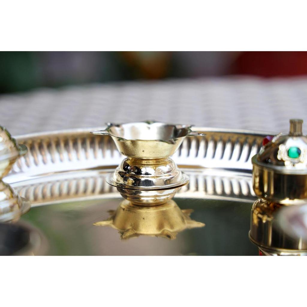 9-дюймовая латунная пуджа-тали для Навратри с прикрепленной дийей, 2 чашами, подставкой для агарбатти и позолоченной чашей для кумкума