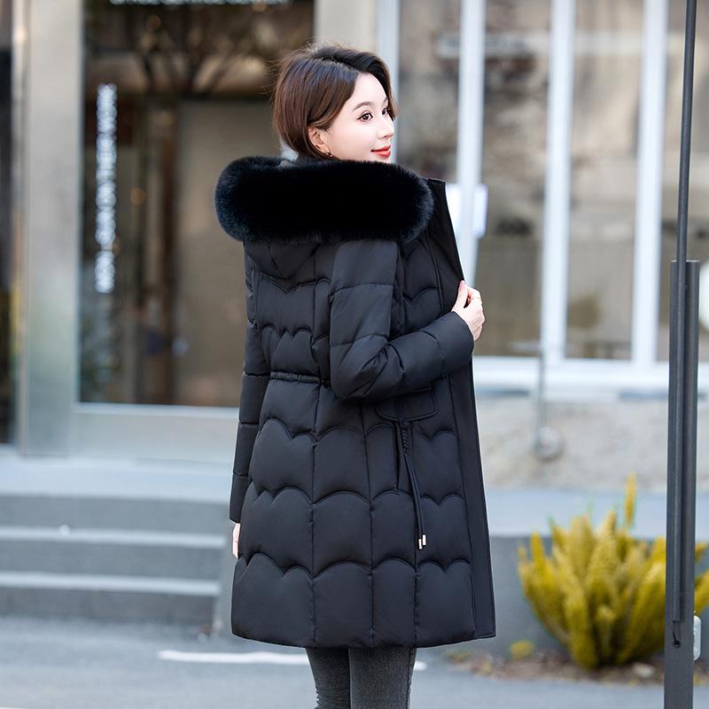 Женская зимняя хлопковая куртка средней длины с капюшоном и меховым воротником - Модная, приталенная, теплая