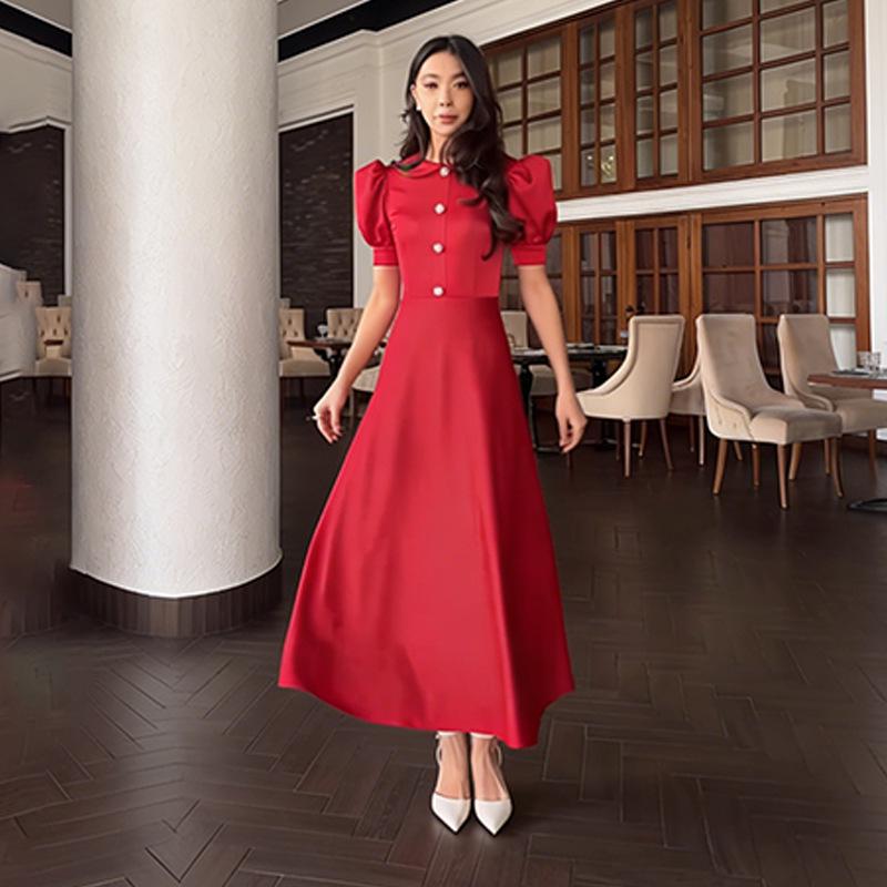 Европейская и американская женская мода: Однотонное облегающее платье с круглым вырезом, коротким рукавом и пуговицами (Стиль 2026)