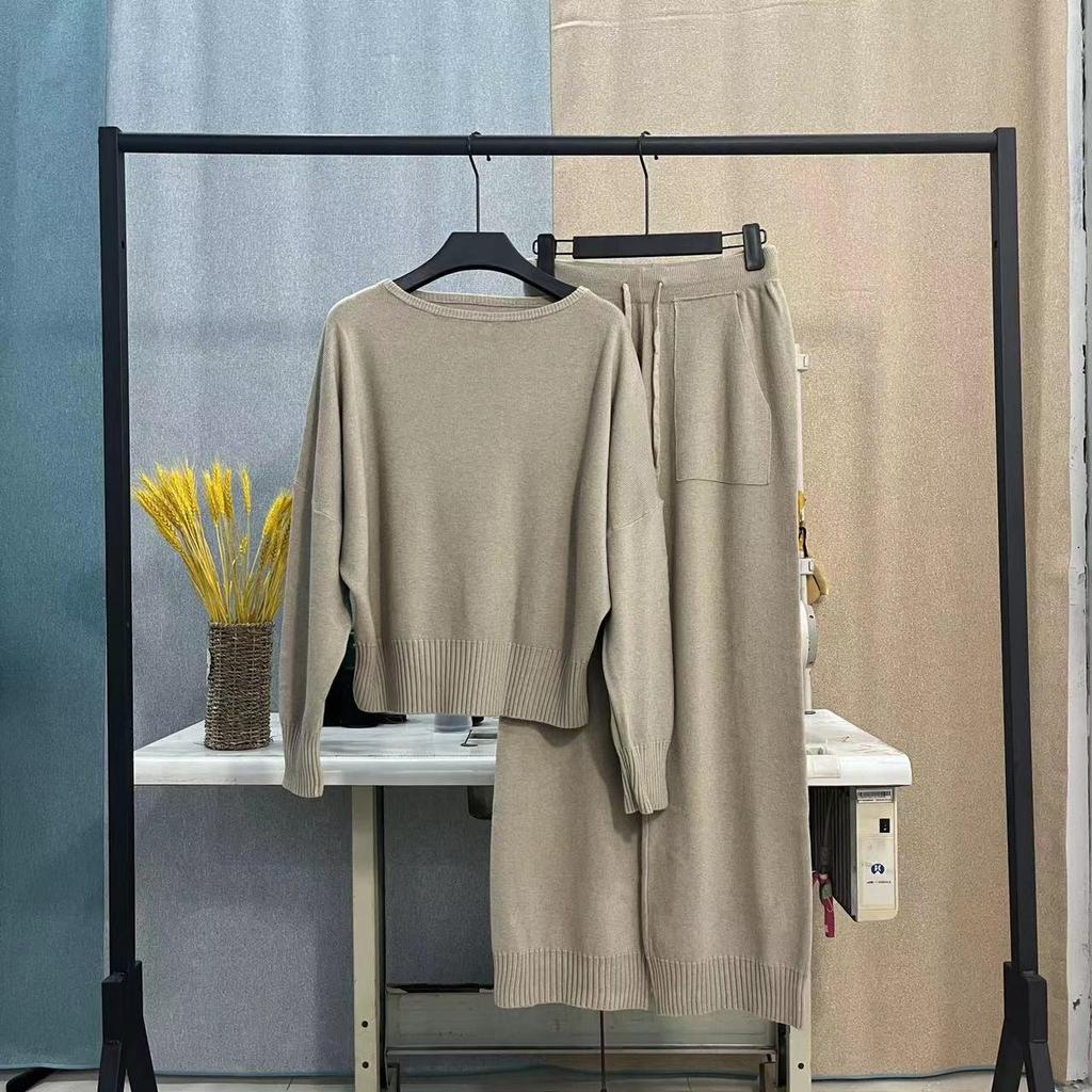 Женский вязаный костюм-двойка: Комплект из свободного свитера с рукавами «летучая мышь» и широких брюк осень/зима 2024 г.