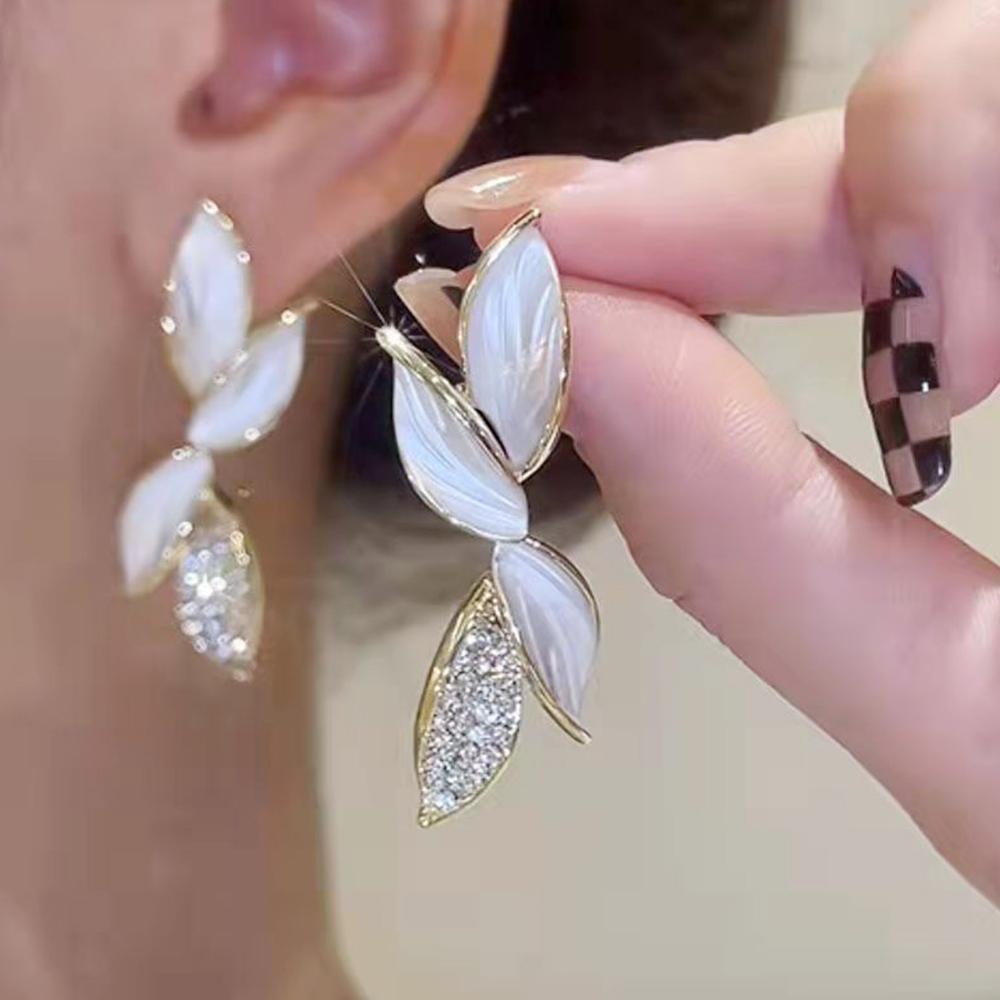 Серьги Huitan Korean Fresh White Leaf Flower с инкрустацией из кубического циркония золотого цвета, эстетические серьги для женщин, модные ювелирные изделия