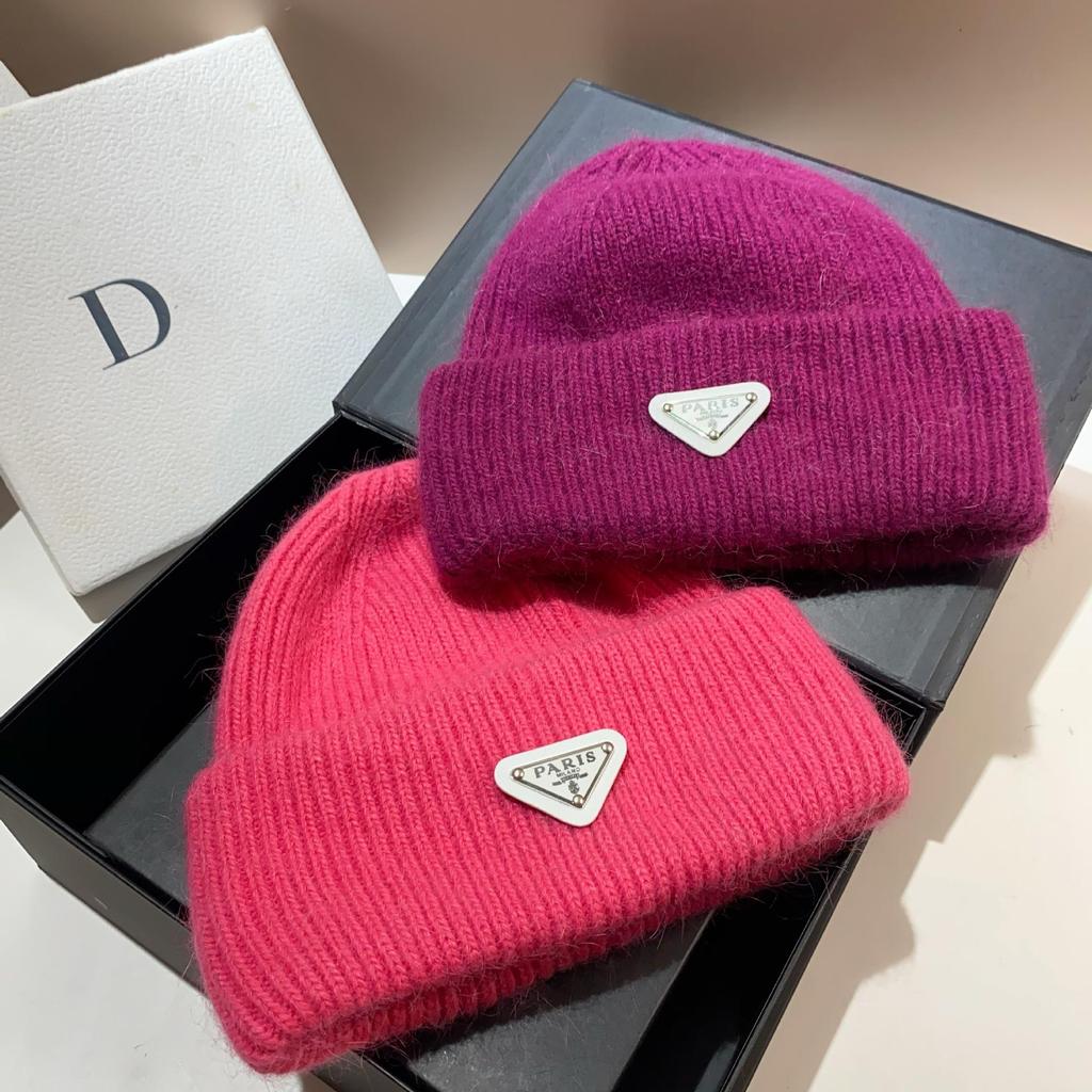 Зимняя шапка с защитой ушей французской вязки с мехом кролика - теплая, стильная, дизайн перевернутый треугольник, шерсть с двойным подгибом