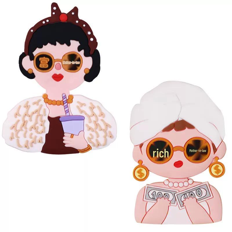 Украшение торта ко Дню матери: Милые елочные игрушки «Мама и лучшая подруга» - Утка-звезда интернета, подключаемая к розетке.