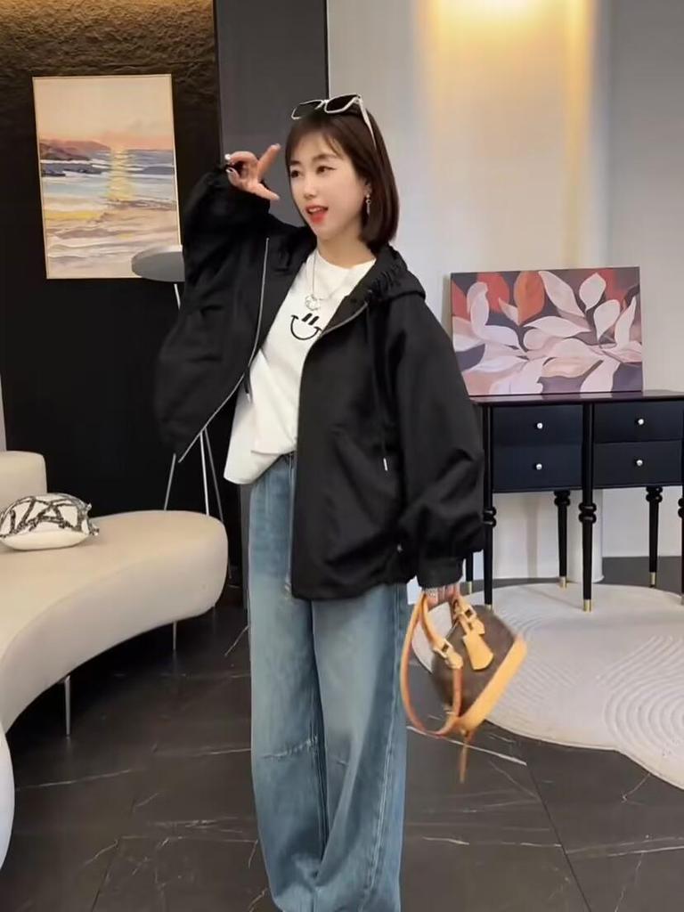 Женский демисезонный плащ-ветровка с капюшоном для миниатюрных: Свободный крой, однотонная куртка с длинным рукавом.