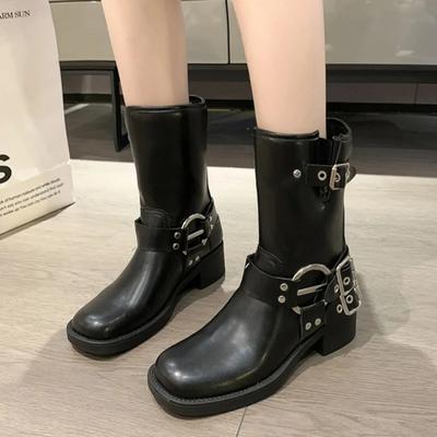 Женские мотоциклетные ботинки с толстой подошвой и толстым каблуком, модные ботинки 2024 года из искусственной кожи с заклепками и металлической пряжкой на ремне, стиль панк, до середины голени