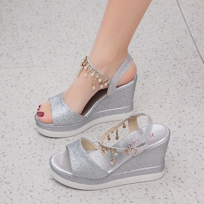 Мода 2024 года. Новые женские босоножки на танкетке. Летние босоножки с бусинами на толстой подошве. Повседневная обувь с открытым носком и пряжкой на толстой подошве для женщин.