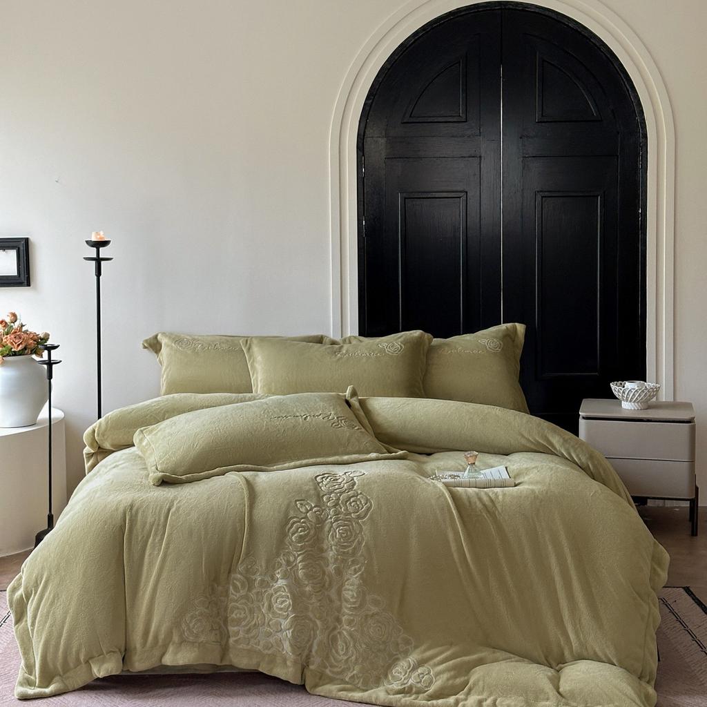 Утолщенный Молочный Флис Вышивка Четыре Предмета - Серия Чуча 1,5 м Комплект из Четырех Предметов Простынь, Рисовый Верблюжий