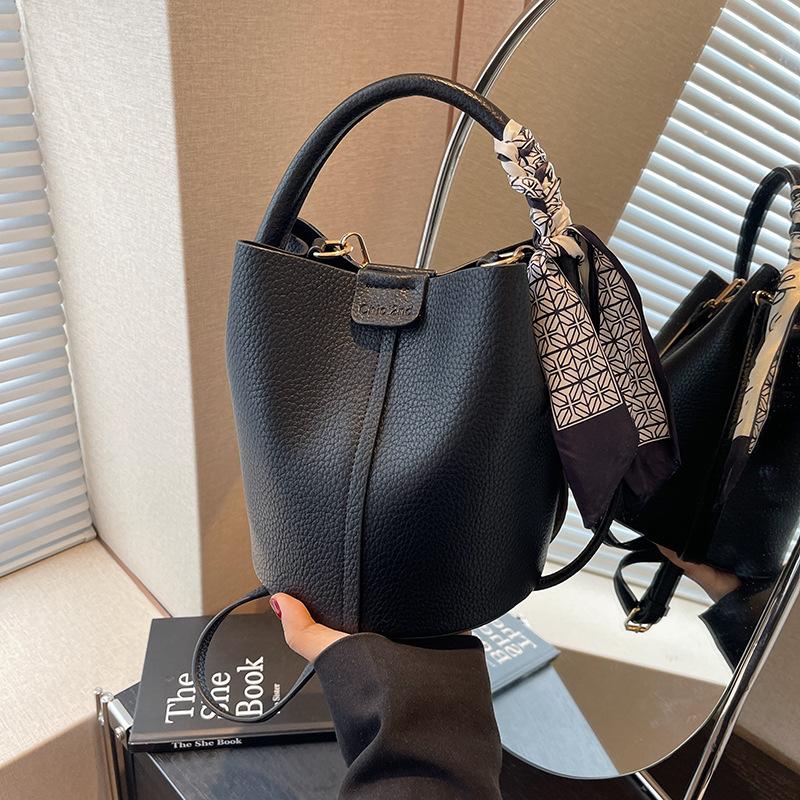 Сумки Корейские высококачественные универсальные сумки-ведра весна и лето 2024 новые нишевые сумки-мессенджеры популярные женские сумки