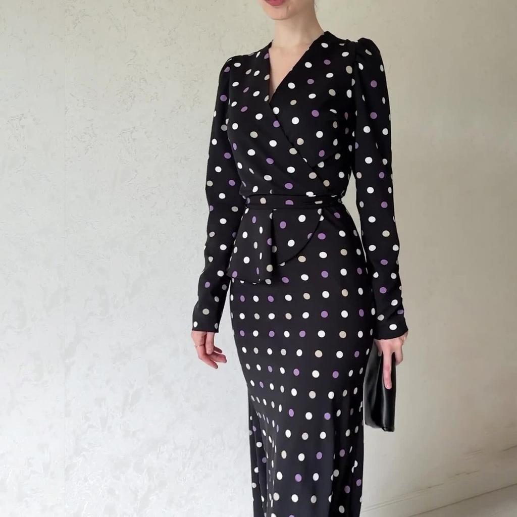 Весеннее и осеннее женское платье. Шикарное платье во французский горошек. Темпераментное платье с v-образным вырезом.