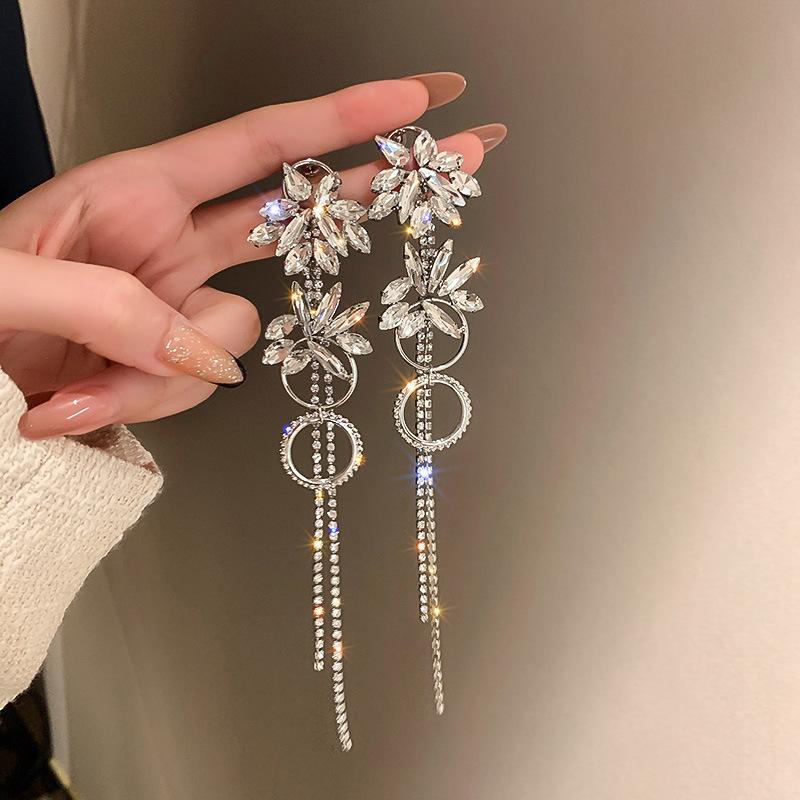 Luxury Spider Web Drop Tassel Earrings with Inlaid Diamonds