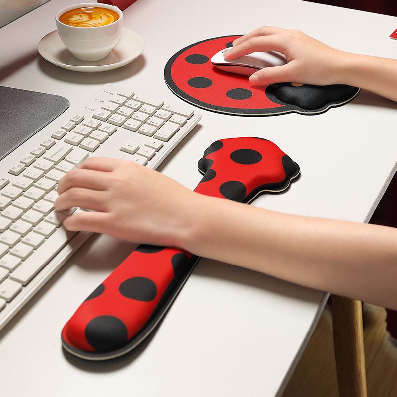 Очаровательный коврик для мыши «Девочка-тыква» с подставкой для запястья из пены с памятью для женщин - Супермягкий мультяшный дизайн