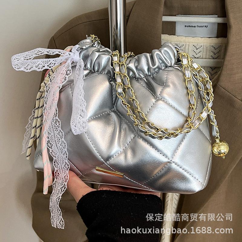 Летняя маленькая сумка на цепочке с ромбовидной вышивкой, женская, новая 2025 года, в зарубежном стиле, универсальная сумка-мессенджер на цепочке, модная супер-хитовая сумка-ведро