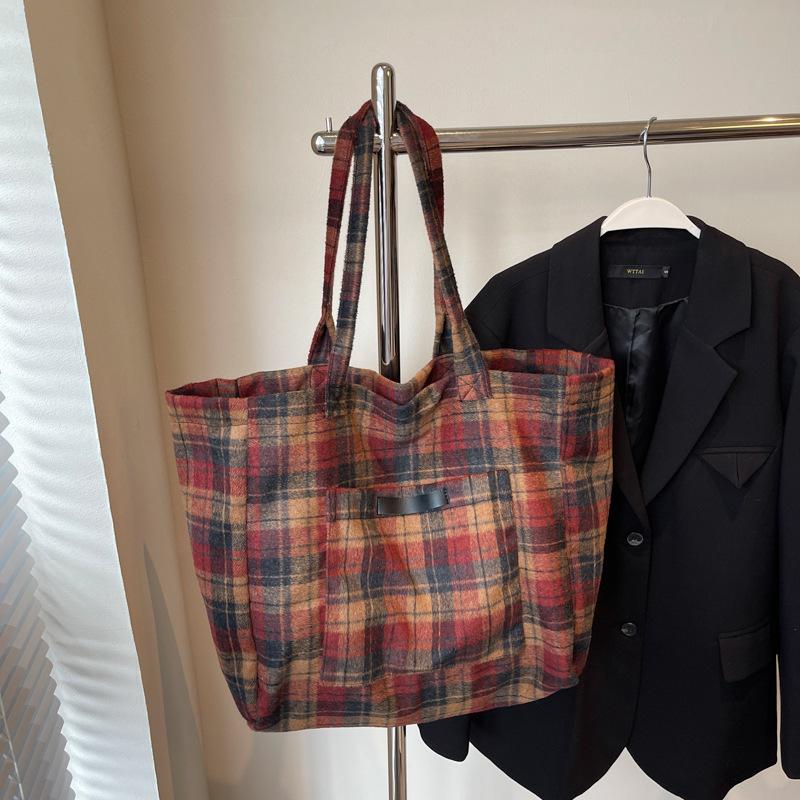 Осенне-зимняя шерстяная клетчатая большая сумка женская 2024 новая корейская версия сумка-тоут в студенческом стиле повседневная сумка через плечо большой вместимости