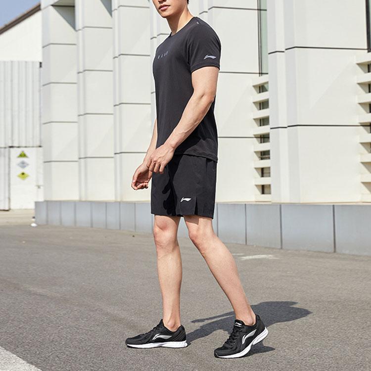 Li Ning Беговая серия Спортивные тренировочные однотонные быстросохнущие шорты Мужские шорты Черный AKSR177-1