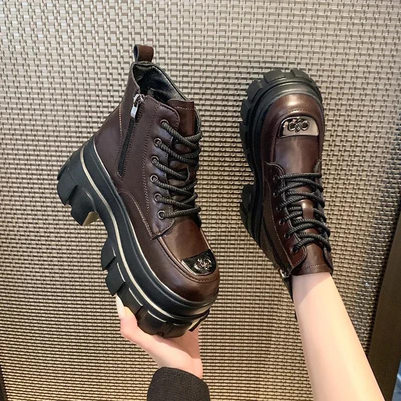 Модные женские кожаные ботильоны 9 см Новые 2024 Осень Зима Плюшевые Теплые Массивные Ботильоны Клиновидные Каблуки Мотоциклетные Ботинки Молния Черные Меховые Туфли