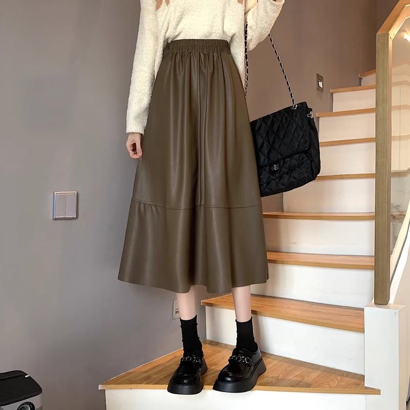 Women's Khaki A-Line Leather Skirt, Autumn/Winter 2025, High-Waisted, Mid-Length, Petite Hip-Hugging Umbrella Skirt