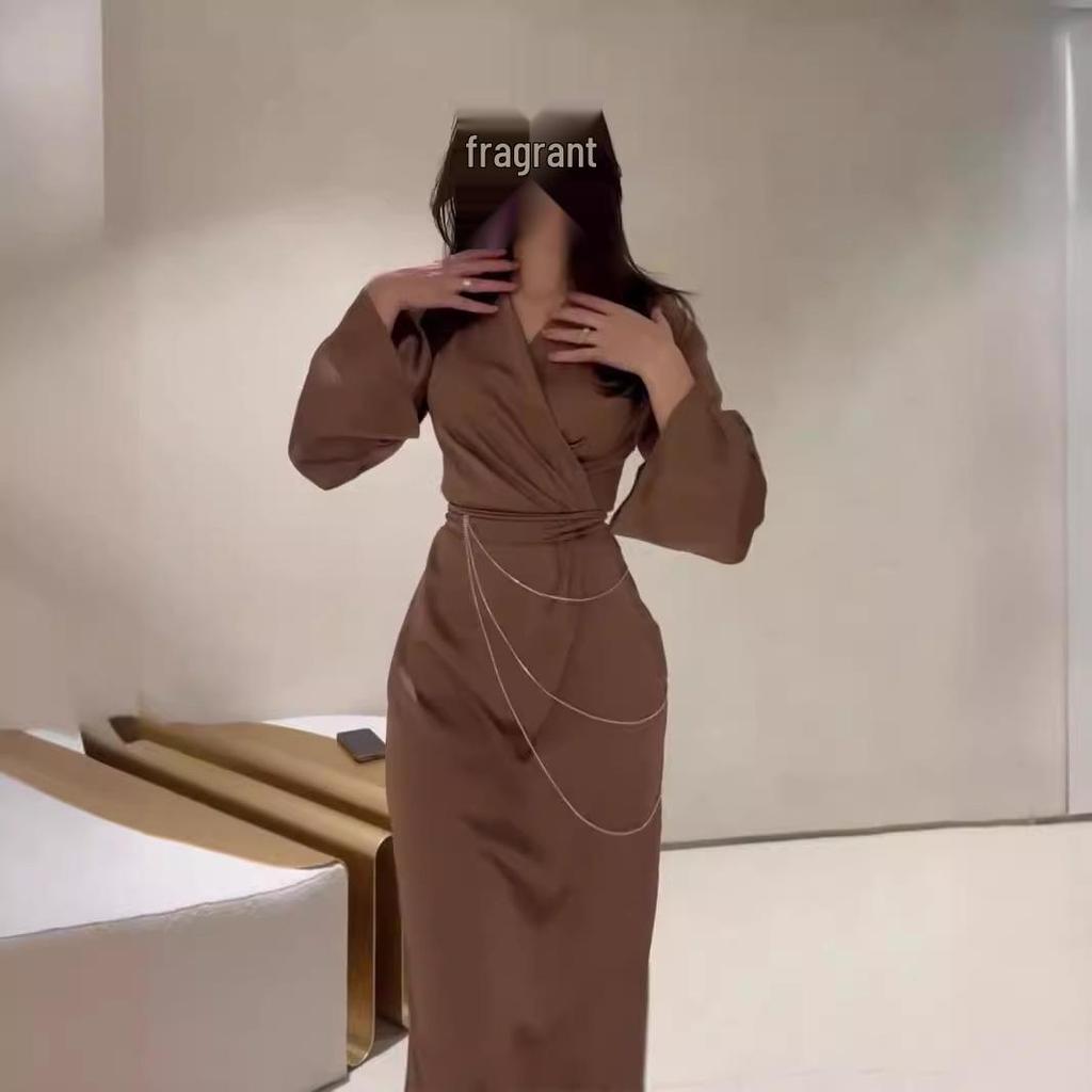 Весеннее женское однотонное атласное длинное платье 2025 года с цепочкой на талии