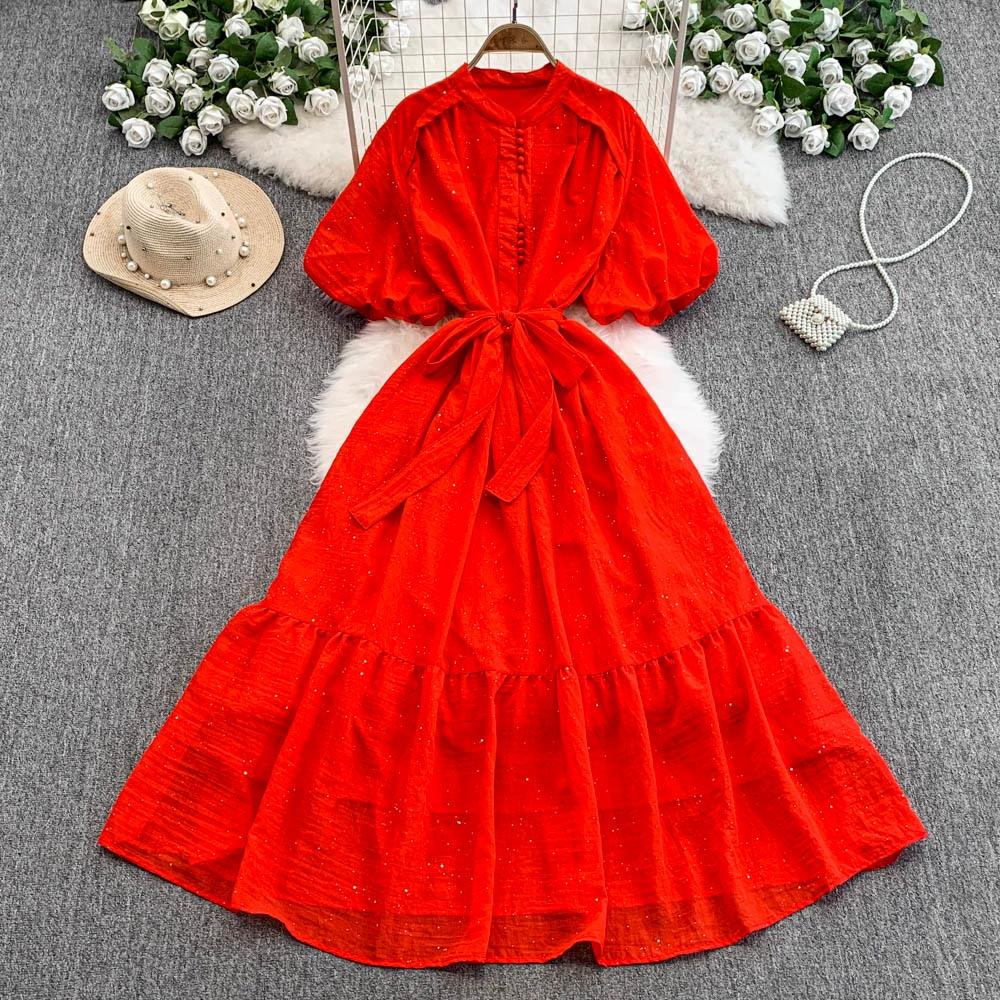 Женское длинное платье со стойкой воротником, рукавами-буфами, однобортное, макси, свободного кроя, с завязкой на талии, оборкой по краю, длинное платье