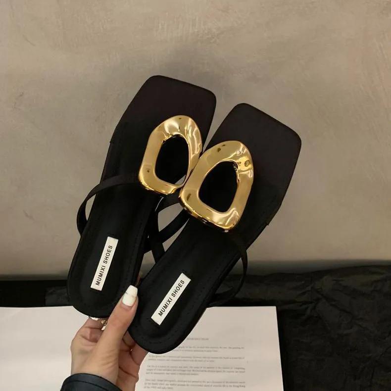 Мода 2024 года, лето, новые модные шлепанцы с металлическим декором, женская обувь, повседневные сандалии на низком каблуке, женские дизайнерские тапочки