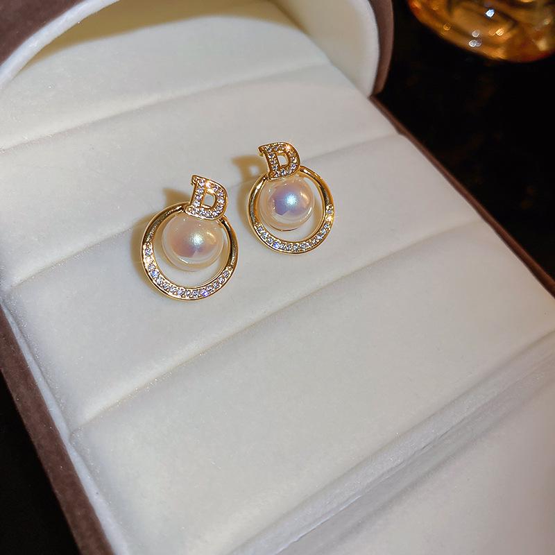 Циркониевые золотые серьги-каффы с буквой D: Женские серьги-пусеты класса люкс с универсальным нишевым дизайном.