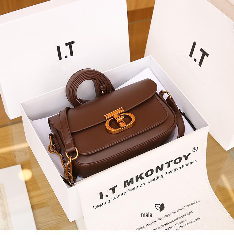 Luxury Women's Shoulder Bag: Fashionable & Versatile Underarm Chain Handbag. Perfect for Street Shopping & Gifts.