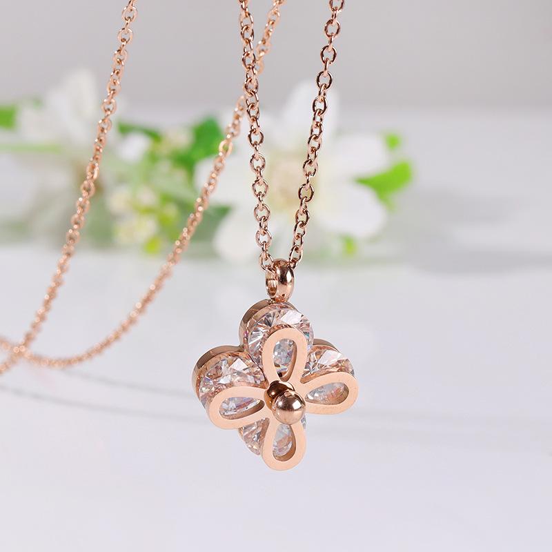 Ожерелье из титановой стали - это не четыре цветка, а четыре цепочки на ключицы из розового золота.