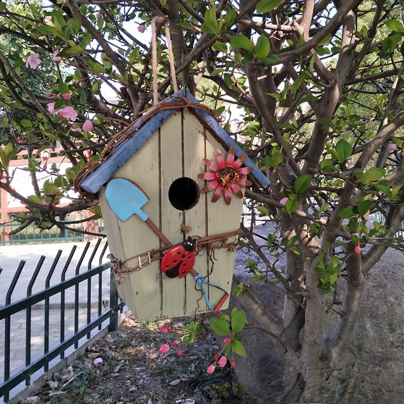 Деревенский деревянный скворечник, скворечник, открытый сад, двор, дерево, подвесное украшение