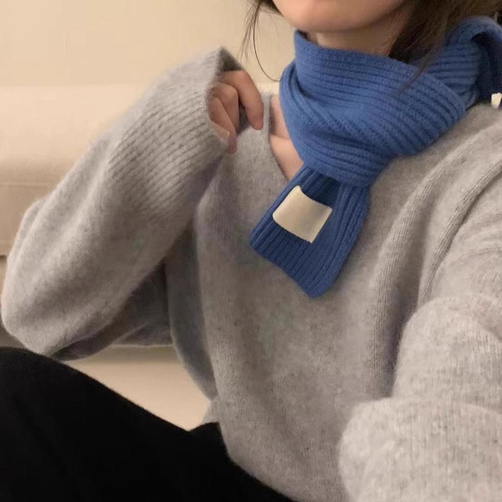 Женский корейский трикотажный свитер с V-образным вырезом синего цвета - мягкий пуловер свободного кроя для осени/зимы.