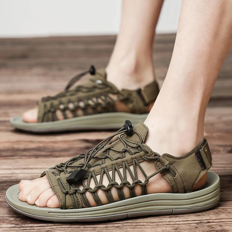 Модные летние мужские сандалии в британском стиле, повседневные кожаные, для улицы, на плоской подошве, дизайнерские, удобные, дышащие, с мягкой подошвой, пляжная обувь для ходьбы