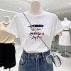 Лето 2025 Новая футболка с коротким рукавом в гонконгском стиле, черная, женский дизайн, нишевый топ, свободная, с принтом на плечевой части спереди
