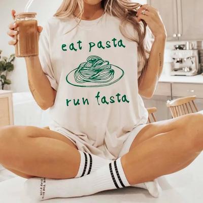 Футболка Eat Pasta Run Fasta Футболка Любителя Пасты Футболка Любителя Еды Подарок для Друзей Подарок на День Рождения Смешной Слоган Унисекс Модные Топы