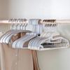 Non-slip, traceless clothes hanger – prevents shoulder marks, ideal for drying and organizing in wardrobe.