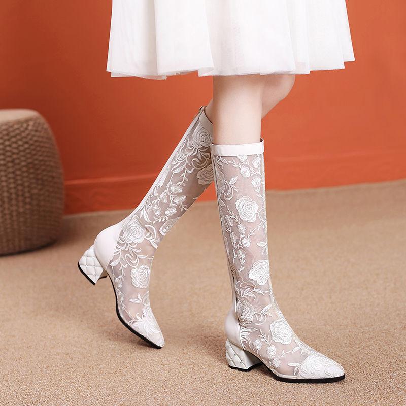 Модные женские сандалии-ботинки до колена FHC, летняя сетчатая обувь, длинные боты с вышивкой кружевом в виде цветов, острый носок, молния сзади, черные, белые, дропшиппинг