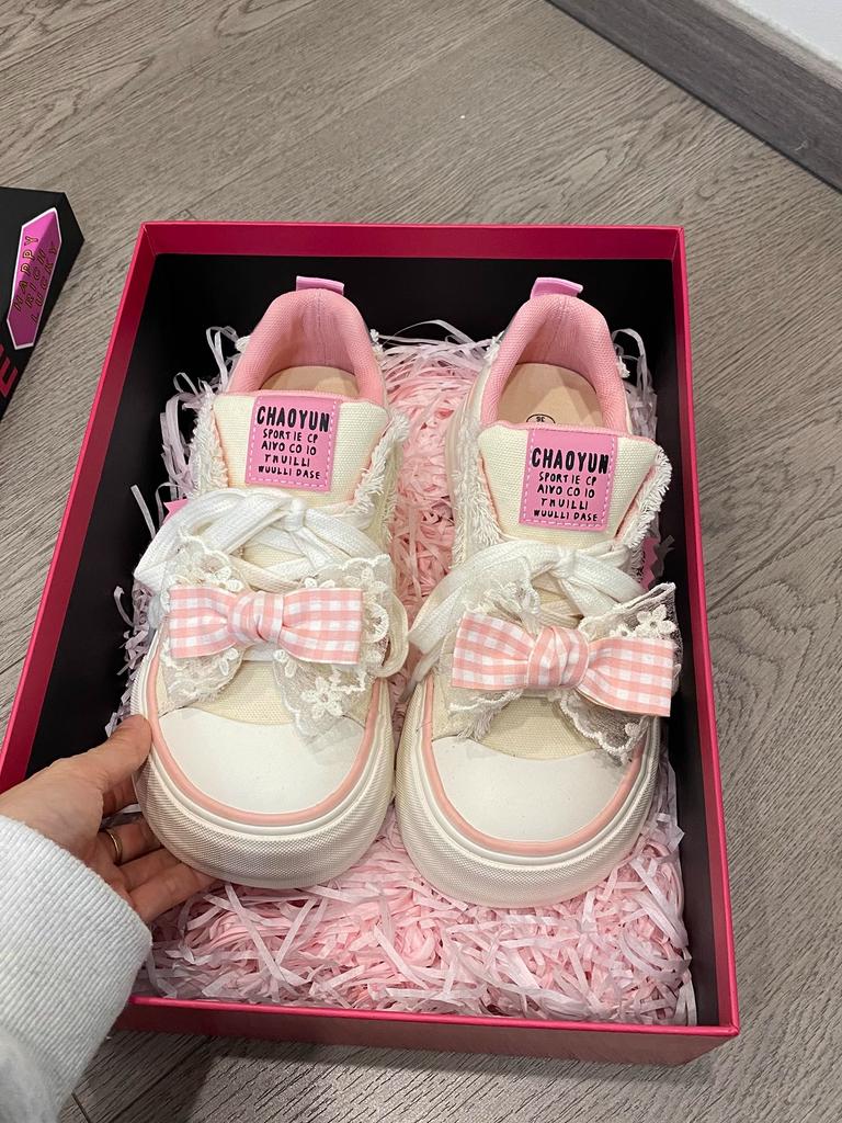 Мода 2024 года. Новые парусиновые туфли. Женские кроссовки на толстой подошве. Новые повседневные туфли с бантами и шнуровкой. Женские белые туфли для скейтбординга на шнуровке.