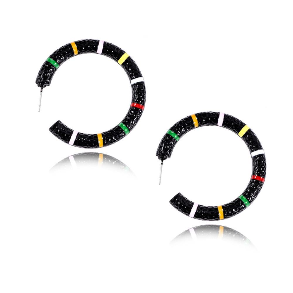 Модные геометрические серьги-кольца Осень 2021 в черном золоте и серебре