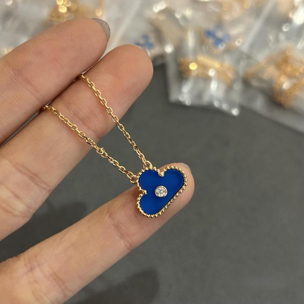 Ожерелье «Четырехлистный клевер» Van Cleef: Золотой кулон с дизайном в виде пяти цветков, с белым перламутром, красным агатом и бриллиантом для женщин.