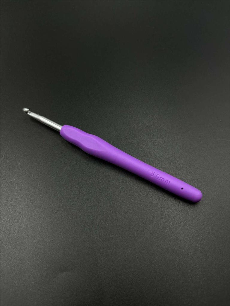 Hand-Knitted Rainbow Soft Handle Aluminum Crochet Hook Set with Yarn Needle