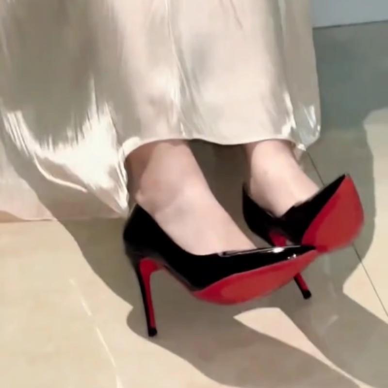 Сексуальные глянцевые темпераментные одинарные туфли из лакированной кожи черного цвета с красной подошвой на высоком каблуке женские туфли 2024 года с острым носком на шпильке