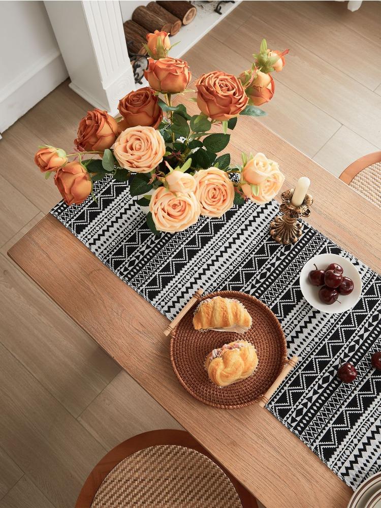 Американский журнальный столик Контрастный цвет Рисунок Пряжа окрашенная Столовая дорожка Черно-белая Волнистая кисточка Тканое столовое полотенце