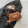 Иностранный стиль повседневный и простой 2025 модная новая текстура однотонный ретро тренд на одно плечо портативный кроссбоди маленькая квадратная сумка женщина
