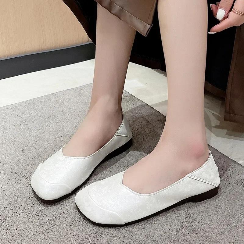 Стиль 2024 года. Модные и удобные женские туфли на плоской подошве без застежек с квадратным носком. Универсальная женская обувь на весну и осень.