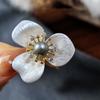 Элегантная позолоченная медная брошь в виде цветка с жемчужным акцентом